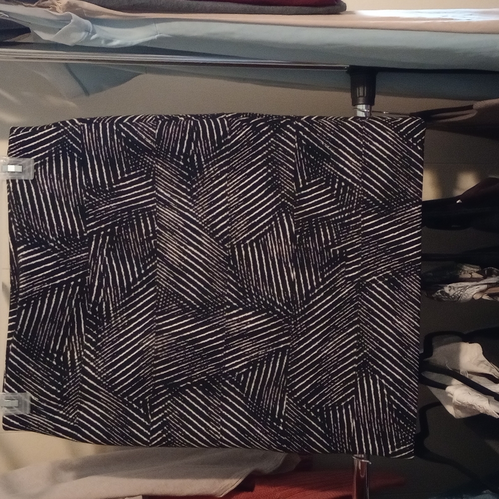 Alfani medium skirt black and white.